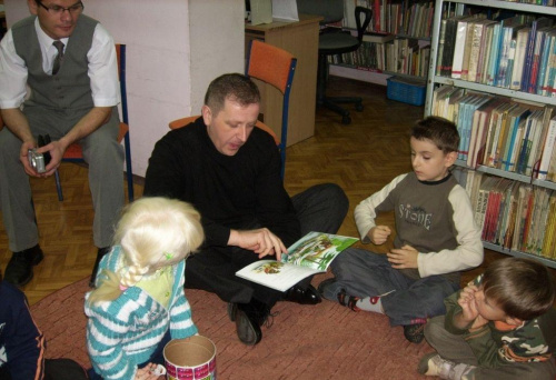 Kraków - Mistrzejowice 3 - czytanie bajeczek (reading for children) 20.10.2009