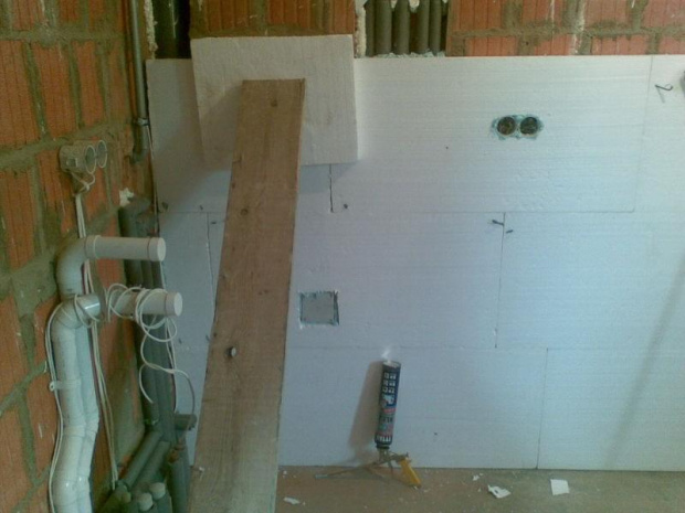 Lipiec 2009 - start ocieplania wewnętrznej ściany garażu #Kornelia #budowa