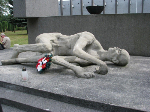 Żagań - stalag VIII c - pomnik ku czci zamęczonych więźniów.