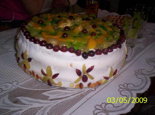 tort smietanowy z dekorajca owocowa