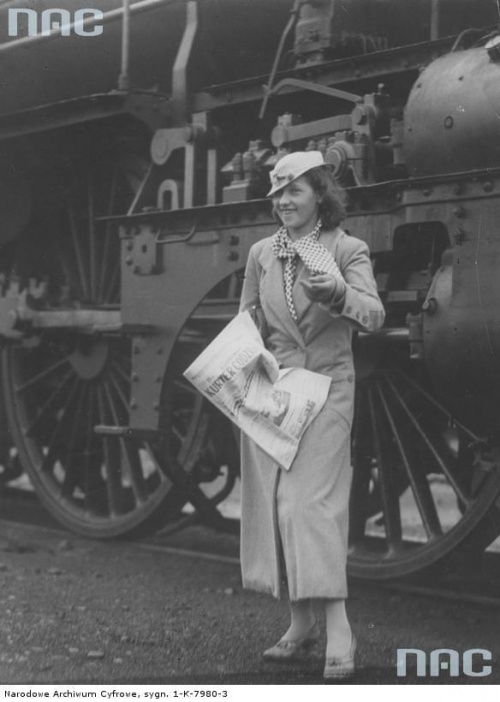 Helena Grossówna, aktorka i tancerka, przed pociągiem trzyma w ręku " Kurier Codzienny ". Kraków_1934 r.