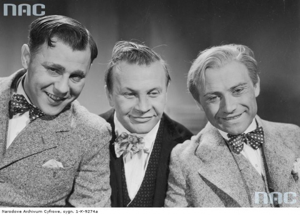 Aktorzy Henryk Vogelfanger ( Tońko ), Stanisław Sielański i Kazimierz Wajda ( Szczepko ) ( stoją od lewej ). Kadr z filmu " Będzie Lepiej "_1936 r. Warszawa_1933-1939 r.