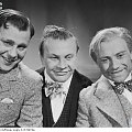 Aktorzy Henryk Vogelfanger ( Tońko ), Stanisław Sielański i Kazimierz Wajda ( Szczepko ) ( stoją od lewej ). Kadr z filmu " Będzie Lepiej "_1936 r. Warszawa_1933-1939 r.