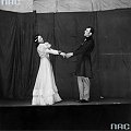Wojskowa czołówka teatralna " Lwowska Fala " - program pt. " Kochajmy się ". Od lewej: Mira Grelichowska, Kazimierz Wajda ( Szczepko )_08.04.1942 r.