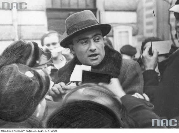 Henryk Vogelfanger ( Tońko ), aktor radiowy i filmowy rozdaje autografy. Toruń_1933-1939 r.