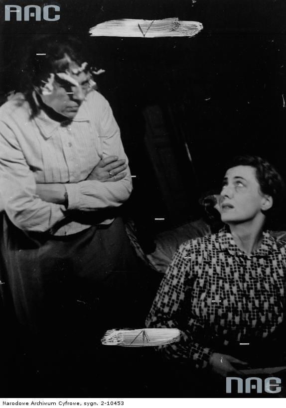 Aktorki Maria Mirska ( od lewej )i Maria Malicka w sztuce " Moralność pani Dulskiej " w Teatrze Komedia w Warszawie_10.1942 r.
