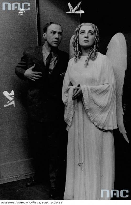 Aktorzy Maria Malicka i Karol Beneda w sztuce " Ożeniłem się z aniołem " w Teatrze Komedia w Warszawie_01.1941 r.