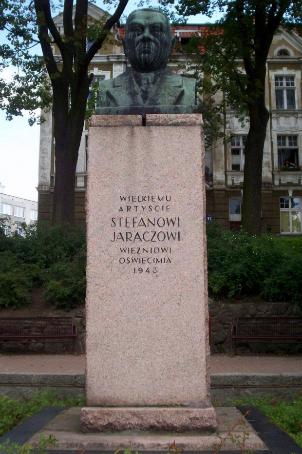 Pomnik z popiersiem Stefana Jaracza w Olsztynie