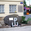 Pomnik i tablica przed Arsenałem na rogu ulic Długiej i Bohaterów Getta, pozostałości dawnej ulicy Nalewki (teraz ulica Nalewki jest gdzie indziej), upamiętniające Akcję pod Arsenałem. #wakacje #urlop #podróże #zwiedzanie #Polska #Warszawa