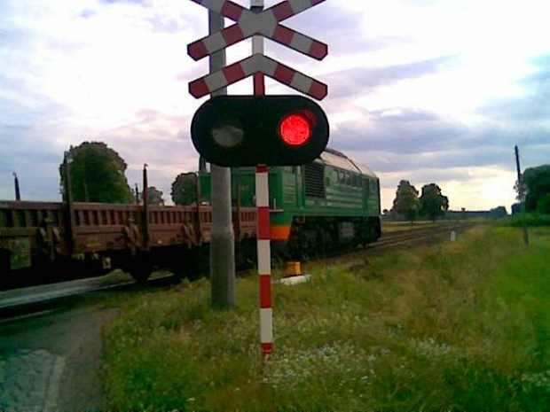ST44-983, towarowy z Krzyża do Gorzowa na przejeździe kolejowym w Zwierzynie, 06.08.2008