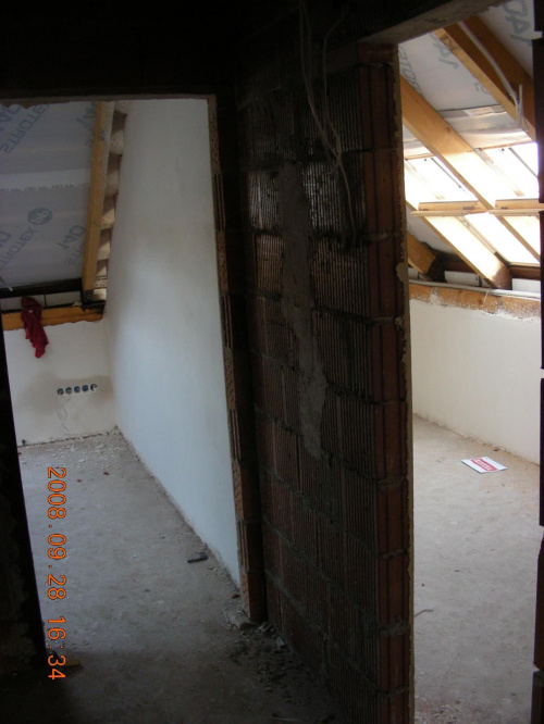 na prawo do garderoby nad garażem ( od strony forontowej domu), na lewo do pokoju nad garażem