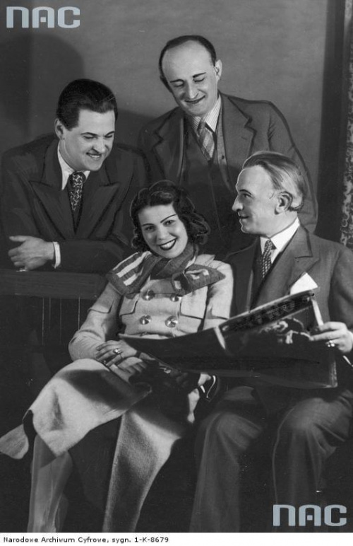 Aktorzy Eugeniusz Bodo, Wiktor Biegański ( stoi 2. z lewej ), Nora Ney, i Władysław Grabowski ( siedzi ). Radomsko_1933 r.