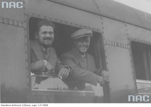Artyści Eugeniusz Bodo ( z lewej ) i Witold Conti w oknie pociągu po powrocie z Afryki na warszawskim dworcu_05.1932 r.