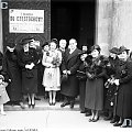 Aktorka Maria Modzelewska ( 3. z lewej ) na ślubie córki artysty malarza Wincentego Wodzinowskiego ( z tyłu z brodą ). Kraków_04.1938 r.