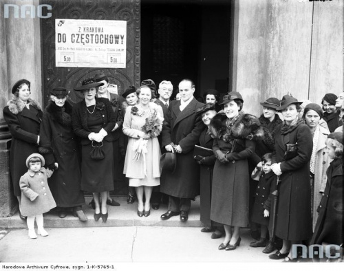 Aktorka Maria Modzelewska ( 3. z lewej ) na ślubie córki artysty malarza Wincentego Wodzinowskiego ( z tyłu z brodą ). Kraków_04.1938 r.