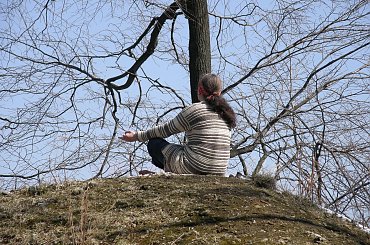 Dla niektórych góra Ślęza to miejsce czerpania energii do życia #Ślęza #góry #rzeżba