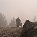 Włóczęga #spacer #mgła #człowiek #pies #jesień #samotność #starość
