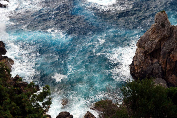 Druga co wielkości wyspa wśród Wysp Jońskich - Korfu imponuje wyrzeźbionymi skałami przez wzburzone fale.. Ciągły wir i walka..Piękne i zarazem ukazujące, jaką wielką siłę ma ten niesamowity żywioł.
