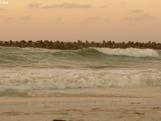 Niespokojne morze, fale bija o brzeg - Alex. 18.09.2008