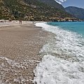 Turcja. Zdjęcie zrobione na plaży w lagunie Oludeniz. Podobno jest to najpiękniejsza plaża całej Turcji Egejskiej. Woda ma tu niesamowity lazurowy kolor. Nad głowami plażowiczów przelatują paralotniarze, oglądający z góry te niesamowite widoki.
