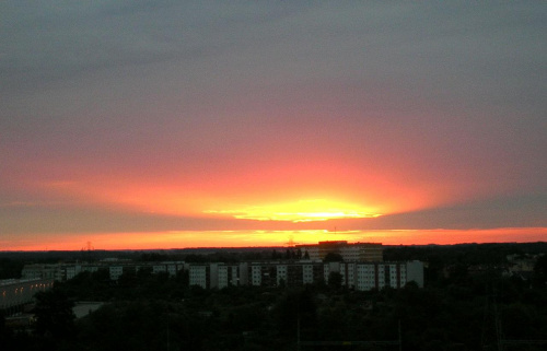 Wschód słońca z mojego okna:) Co sekundę wyglądał trochę inaczej :)