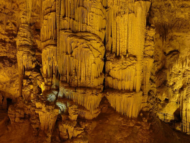 Zjawiskowe stalaktyty i stalagmity w grocie Neptuna #Sardynia