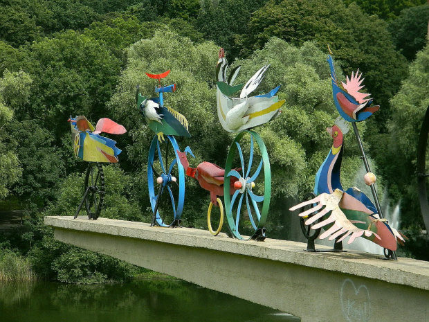 Ogniste ptaki Hasiora w parku Kasprowicza w Szczecinie
