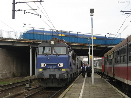 11.11.2008 EP09-009 oczekuje na stacji na sygnał odjazdu z pociągiem EC - BWE do Warszawy Wsch.