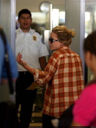 MK leaving LAX airport-paparazzi sierpień 2008