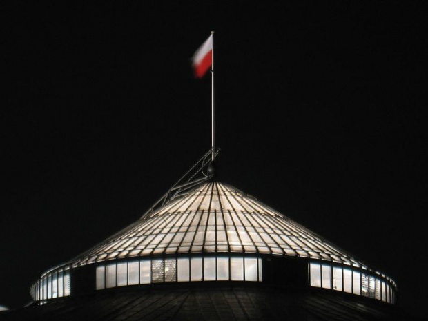 Biało-Czerwona ponad nocą #miasto #noc #Warszawa #sejm