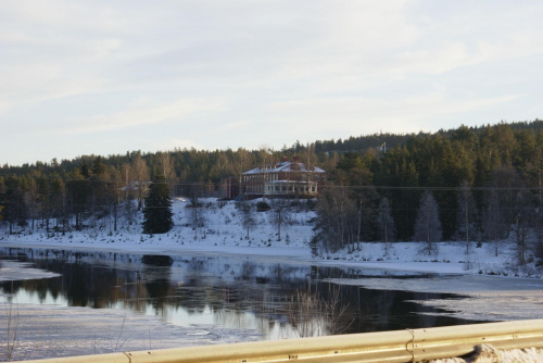 Bäckedals Folkhögskola widziana od strony Ljusnan
