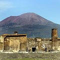 Pompeje ,w tle Wezuwiusz.
Zwiedzanie Pompei zabiera okolo 3 godzin i szczerze mowiac w upalnym sloncu jest to bardzo meczace ,ale warto.Zwiedzanie Pompei jest czesto laczone z wspinaczka na Wezuwiusz wiec po takiej wycieczce jak usiadziesz to dlugo nie...