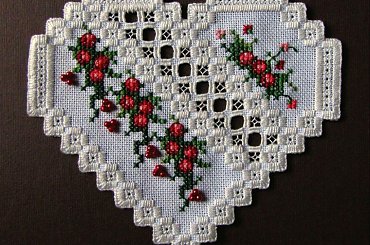 Ozdoba wykonana techniką haftu hardanger. Wzór Elie Bishop. #HaftHardanger #HaftKrzyżykowy #OzdobyŚwiąteczne #rękodzieło #serce #TkaninaArtystyczna #zawieszka