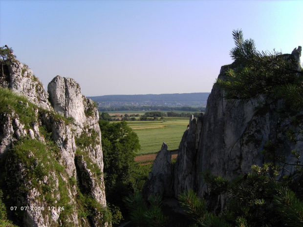 VII.2006 "BRAMA BOLECHOWICKA" (od tylu) w glebi Zabierzow, oddalony ~ 12 km od Krakowa