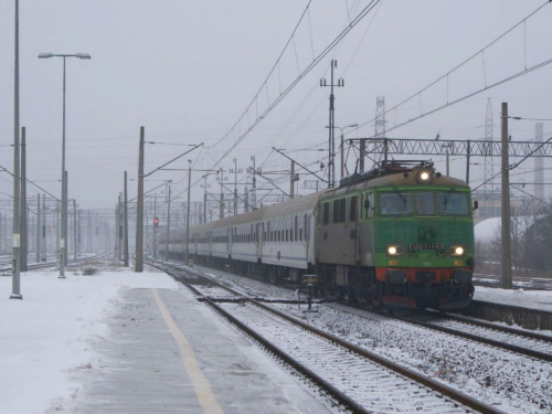 04.02.2009r.|Siódemka z pociągiem TLK Pobrzeże na stacji Iława Główna.