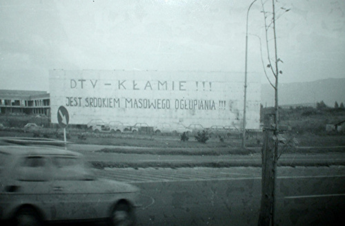 skrot: "DTV" odnosi sie do;"Dziennik Telewizyjny". Przy glownej drodze, przed Glownym wejsciem do FSM ( Fabryki Samochodow Malolitrazowych) w Bielsku-Bialej (Komorowice Bielskie) Fot. 25.IX.1981