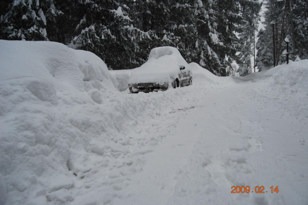 No i zasypało autko. Może ktoś wie co to za auto?? #Śnieg #auto #samochód