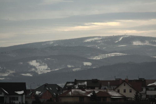 Widok z mojego okna z prawej strony , widoczne Góry Sowie z Wielką Sową.Obiektyw Pentacon 200/4.