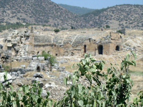 Pamukkale czyli wapienne tarasy i Heirapolis uzdrowisko rzymskie z początku naszej ery. Na mnie więkse wrażenie zrobiły ruiny miasta po których można swobodnie chodzić.