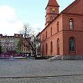 Rynek Nowomiejski o wymiarach 95 x 95 m jest skromniejszy od Rynku Staromiejskiego , znajduje się tutaj Zbór Ewangielicki . #Toruń