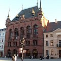 Toruński Dwór Artusa - okazały gmach o formach neorenesansowych - pochodzi wprawdzie z 1891 roku, ale nawiązuje do dawnego Dworu z roku 1386. #Toruń