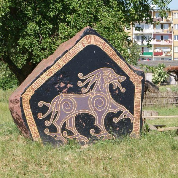 Kamień runiczny w osadzie Wikingów na Wolinie #kamień #runy #Wikingowie