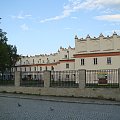 Collegium Gostomianum to dawne kolegium jezuitów - jedna z najstarszych szkół średnich w Polsce. Późnorenesansowy budynek wzniesiony na początku XVII wieku zachował pierwotny kształt architektoniczny i dawną funkcję. #Sandomierz #Katedra