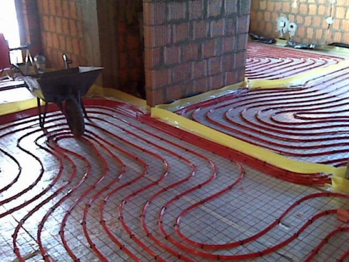 2009 Luty - instalacja ogrzewania podłogowego - widok na wejście i kuchnie (na pierwszym planie pozostawione miejsce pod pierwszy stopień schodów #Kornelia