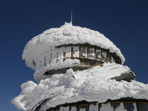 i spadł.. #architektura #góry #karkonosze #katastrofa #śnieg #śnieżka #talerze #zima #żywioł