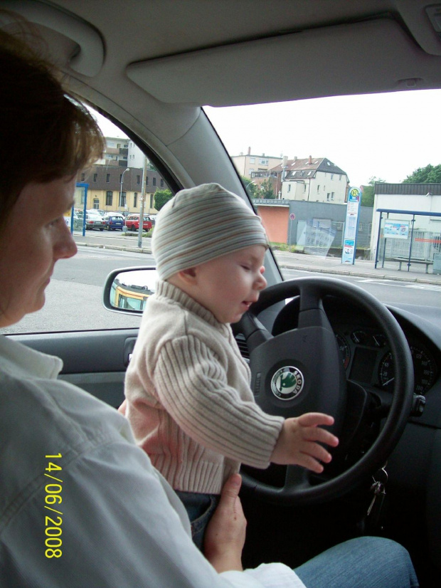 Heilbronn . czekamy w aucie na babcie -dworzec autobusowy !!!!!ja i wnuk !