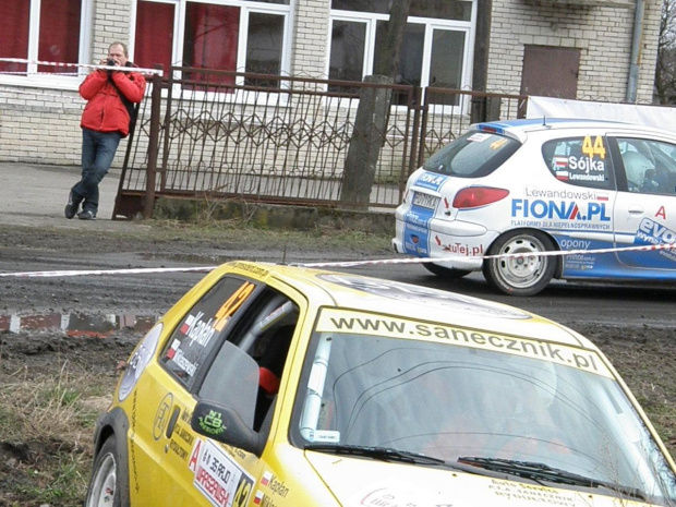 Zamienione zostało także miejsce imprezy - bazę przeniesiono z Maciejowic na Lądowisko w Sobieniach Szlacheckich Silvair. Dzięki temu rajd jest bardzo skomasowany: trasa liczy 203,69 kilometrów, z czego 76,91 km to dziewięć odcinków specjalnych (wszyst...