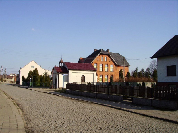 Kochcice kapliczka i stara szkoła